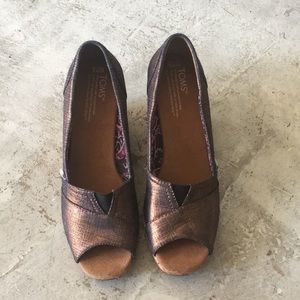 Tom’s 7 1/2 peep toe wedge